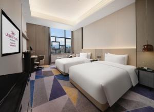Postel nebo postele na pokoji v ubytování Crowne Plaza Dujiangyan by IHG