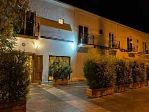 un edificio con plantas delante de él por la noche en Hotel San Enrique, en Salamanca