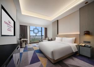 Postel nebo postele na pokoji v ubytování Crowne Plaza Dujiangyan by IHG