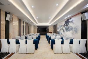 a conference room with rows of chairs and a screen at Crowne Plaza Dujiangyan, an IHG Hotel in Dujiangyan