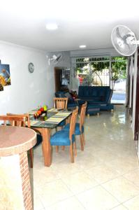 吉拉爾的住宿－Casa Vacacional con Jacuzzi en Girardot Cundinamarca，用餐室以及带桌椅的起居室。