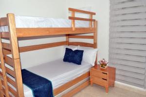 a bedroom with two bunk beds and a night stand at Casa Vacacional con Jacuzzi en Girardot Cundinamarca in Girardot