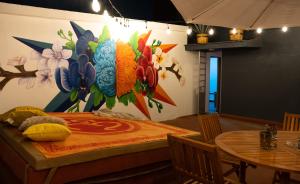 een kamer met een tafel en een muur met een schilderij bij Polanco - Suite 2 de Lujo en Nápoles Cama King Size in Mexico-Stad