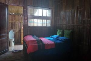 En eller flere senger på et rom på Doi PuMuen LAHU Homestay