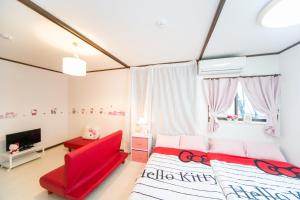四日市市にある7 min to JR Yokkaichi STN Large House - Vacation STAY 14161のベッドルーム1室(ベッド2台、赤い椅子付)