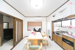 - une cuisine avec une table et des chaises dans la chambre dans l'établissement 7 min to JR Yokkaichi STN Large House - Vacation STAY 14161, à Yokkaichi
