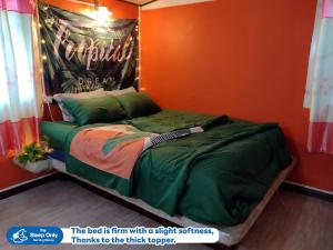 Postel nebo postele na pokoji v ubytování Sleep Only - Saving Money
