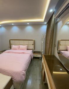 - une petite chambre avec 2 lits et un lavabo dans l'établissement Nile view apartment in cairo, au Caire