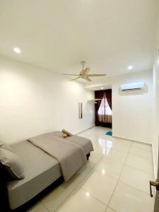 una camera con letto e ventilatore a soffitto di CozyHouse 4ROOM 4BATH ROOM 8PAX@Near BM Icon city a Bukit Mertajam