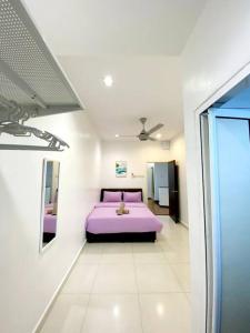 1 dormitorio con cama morada y techo en CozyHouse 4ROOM 4BATH ROOM 8PAX@Near BM Icon city, en Bukit Mertajam