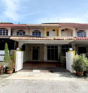 Casa blanca grande con puertas y ventanas blancas en CozyHouse 4ROOM 4BATH ROOM 8PAX@Near BM Icon city, en Bukit Mertajam