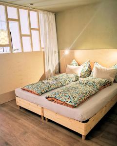 een groot bed in een kamer met een raam bij Sankt Moritz Spirit Piz San Gian 14 in St. Moritz