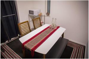 stół jadalny z czerwoną i białą tkaniną w obiekcie 幸町HOUSE w Tokio