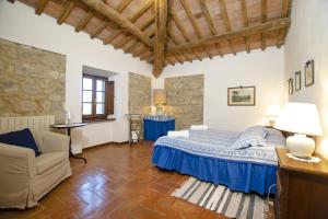 - une chambre avec un lit et un canapé dans l'établissement La Palazzina - Happy Rentals, à Monteroni dʼArbia