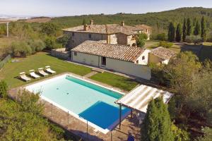 - une vue aérienne sur une maison avec une piscine dans l'établissement La Palazzina - Happy Rentals, à Monteroni dʼArbia