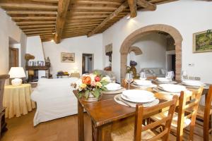 sala de estar con mesa de madera y comedor en La Palazzina - Happy Rentals, en Monteroni dʼArbia