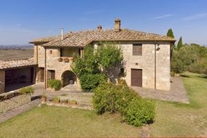 vistas al exterior de una gran casa de piedra en La Palazzina - Happy Rentals, en Monteroni dʼArbia