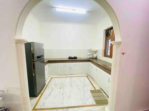 una cucina con arco al centro di una stanza di Luxurious Beautiful House Sector 70 noida a Noida