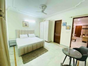 una camera con un letto e un tavolo di Luxurious Beautiful House Sector 70 noida a Noida