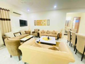 un soggiorno con divano e tavolo di Luxurious Beautiful House Sector 70 noida a Noida