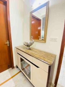 espejo en la parte superior de un tocador en el baño en Luxurious Beautiful House Sector 70 noida, en Noida