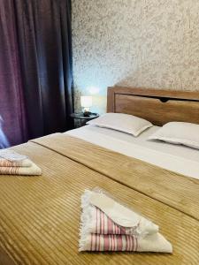 - une chambre d'hôtel avec 2 lits et des serviettes dans l'établissement Label Apartment, à Tbilissi