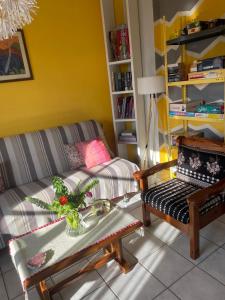 uma sala de estar com um sofá e uma mesa em Sunny house at ancient Mycenae, close to Nafplio! em Mykines