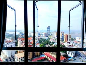 aus einem Fenster mit Stadtblick in der Unterkunft D'luna homestay Terengganu No.3 Pusat Bandar / Seaview / City View/ Drawbrige View in Kuala Terengganu