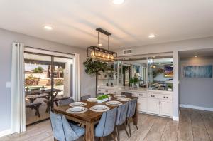 Un comedor con una mesa y sillas azules. en HavaSunny Stay - Pool, Spa, Game Room, Fire Pit, en Lake Havasu City