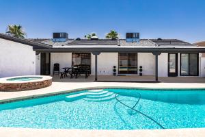 una casa con piscina delante de una casa en HavaSunny Stay - Pool, Spa, Game Room, Fire Pit, en Lake Havasu City