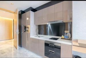 una cucina con fornelli e piano di lavoro di Yoyo Apartment Jiedeng Metropolis Branch, Beijing Road a Canton