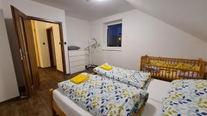 Postel nebo postele na pokoji v ubytování Apartmán Malá Valaška