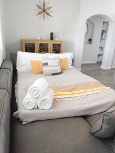 Una cama con toallas en una habitación en BOHO House - Pool, Spa, Boat Parking, Central, en Lake Havasu City
