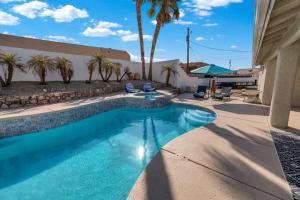 una piscina en un patio con palmeras en BOHO House - Pool, Spa, Boat Parking, Central, en Lake Havasu City