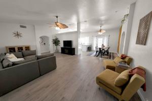 sala de estar con sofá, sillas y mesa en BOHO House - Pool, Spa, Boat Parking, Central, en Lake Havasu City