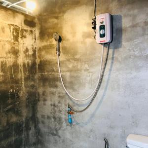 um chuveiro numa casa de banho suja com WC em Pai Kitchen Hub Hostel em Pai