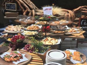 un buffet de diferentes tipos de comida en mesas de madera en LiVEMAX RESORT Aki Miyahama Onsen, en Hatsukaichi