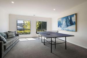 Una sala de estar con una mesa de ping pong. en Mountain Bike Haven, en Bright