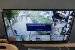 een flatscreen-tv zittend op een tafel bij OYO Life 93153 Kos Jenggala in Tanjung