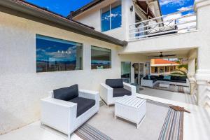 LakeView Home Minute From New Launch With Pool And Spa的阳台或露台