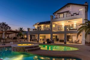 LakeView Home Minute From New Launch With Pool And Spa内部或周边的泳池