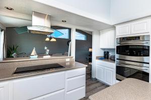 LakeView Home Minute From New Launch With Pool And Spa的厨房或小厨房