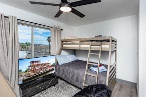 LakeView Home Minute From New Launch With Pool And Spa客房内的一张或多张床位