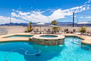 LakeView Home Minute From New Launch With Pool And Spa内部或周边的泳池