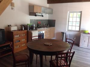 - une cuisine avec une table et des chaises dans la chambre dans l'établissement Château De Bel, à Arveyres