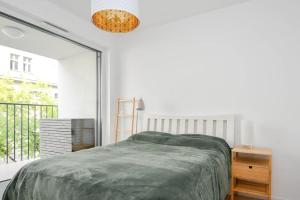 une chambre avec un lit et une grande fenêtre dans l'établissement New modern apartment in city center, à Bratislava