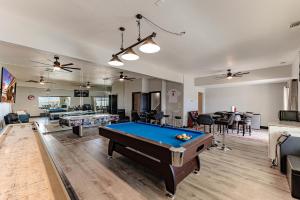 哈瓦苏湖城LakeView Home Minute From New Launch With Pool And Spa的有一张台球桌的客厅