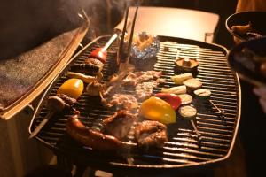 Fasilitas barbekyu yang tersedia untuk tamu di hotel