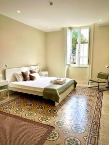 1 dormitorio con 1 cama grande y 1 alfombra grande en Palazzo Polini Apartments, en Sora