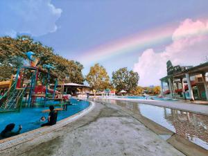 einen Wasserpark mit Spielplatz und Rutsche in der Unterkunft Wet Spot Amusement Water Themepark Family Suite - Enjoy Biggest Water Themepark Fun in Melaka Town in Malakka